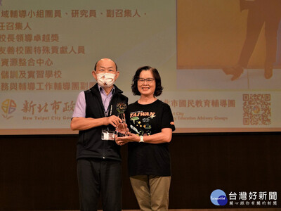 輔導團授證-1-教育局歐仁豪副局長授證予沙崙國小林惠珍校長