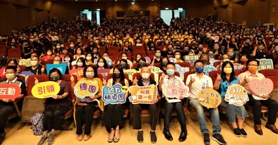 輔導團授證-2-國民教育輔導團授證暨資深優良團員表揚典禮大合照