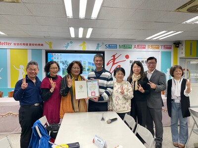 智慧學習跨域幸福課程領導人工作坊-112-01-10-3-致贈感謝狀予呂聰賢老師