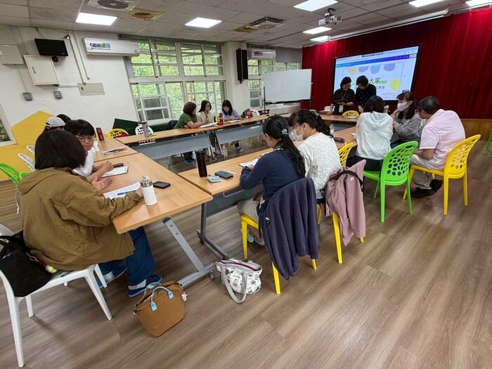 觀課教師分享各自觀課結果與想法