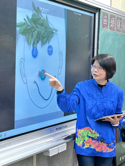 教師分享學生自畫像拼貼作品