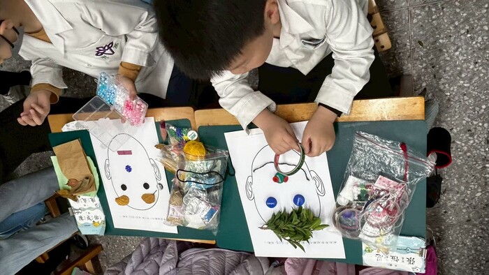 學生以多元素材進行拼貼自己的樣子
