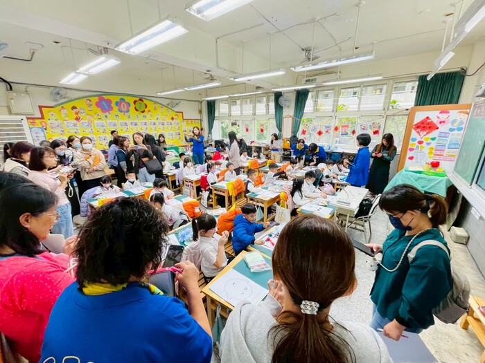 學生投入創作中